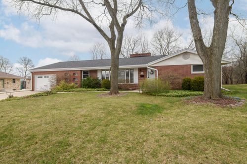 W160N8462 Donald Ct, Menomonee Falls, WI, 53051 | Card Image