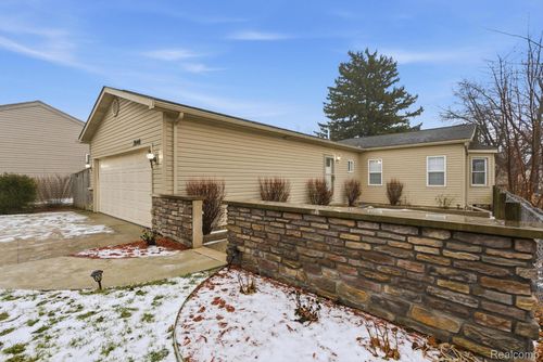 20446 Williamson St, Clinton Township, MI, 48035-4095 | Card Image