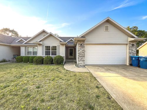 967 Brown Dr, Momence, IL, 60954-2319 | Card Image