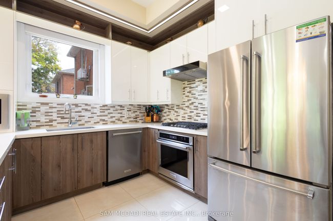 35A Broadview Ave, House attached with 3 bedrooms, 5 bathrooms and 2 parking in Mississauga ON | Image 12