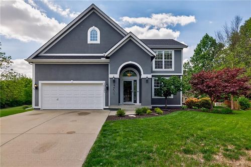 10131 Redbud Ln, Lenexa, KS, 66220-3680 | Card Image