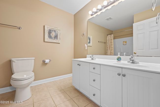 B - 537 Third Ave S, Condo with 4 bedrooms, 5 bathrooms and 1 parking in Kure Beach NC | Image 32
