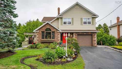 17 Oakley Ave, House with 6 bedrooms, 4 bathrooms and 3 parking in Halifax NS | Card Image