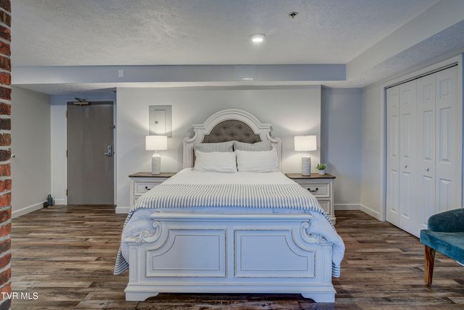 Bedroom w/Closet | Image 24
