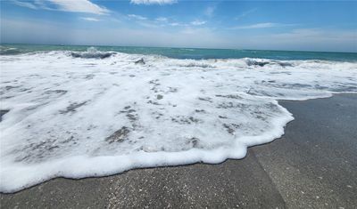 SEVEN MINUTES TO MANASOTA BEACH! | Image 3