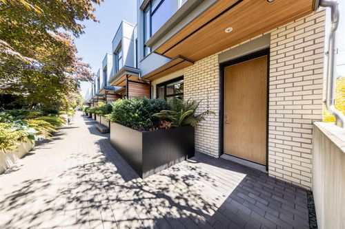 5490 Oak St, Vancouver, BC, V6M2V6 | Card Image