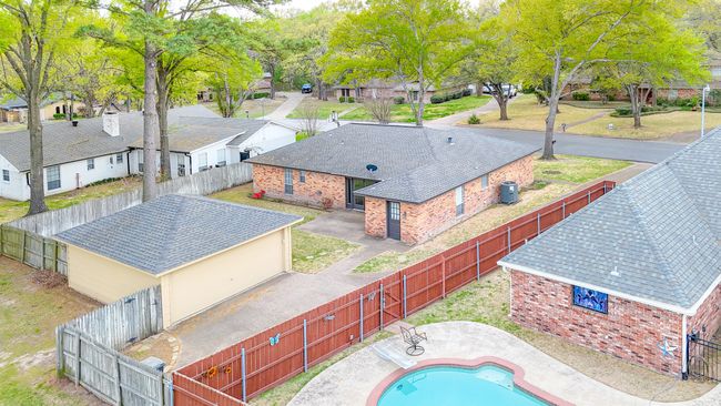1420 Bowie Cir, House other with 3 bedrooms, 2 bathrooms and null parking in Corsicana TX | Image 6