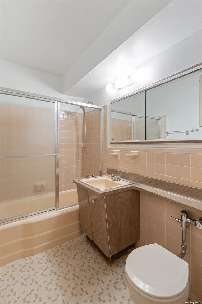 Main Bathroom | Image 7