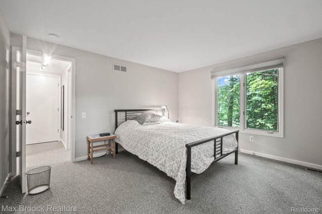 Fresh paint and newer carpet | Image 18