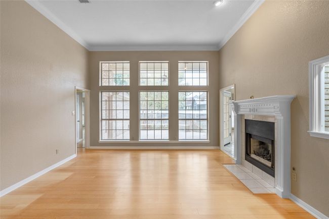 Large picture windows looking onto back patio | Image 9