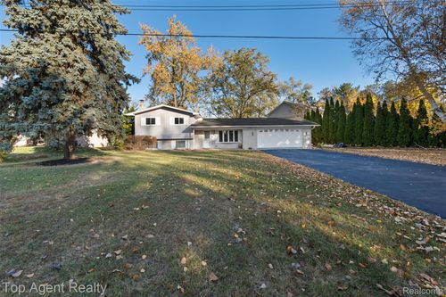 3289 Schoolhouse Dr, Waterford, MI, 48329-4332 | Card Image