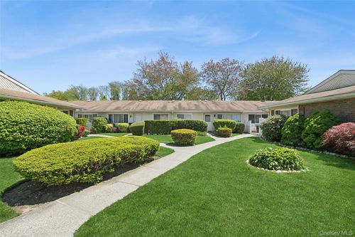 181 Storm Dr, Holtsville, NY, 11742-1919 | Card Image