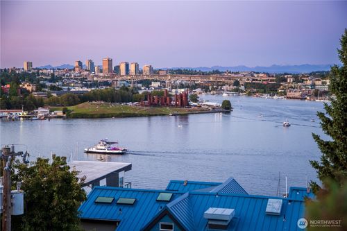 403-2419 8th Ave N, Seattle, WA, 98109-2286 | Card Image