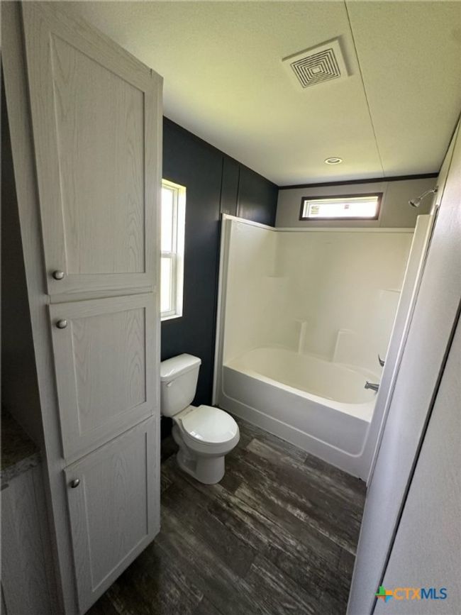 19656 Us Highway 77 S, House other with 3 bedrooms, 2 bathrooms and null parking in Yoakum TX | Image 17