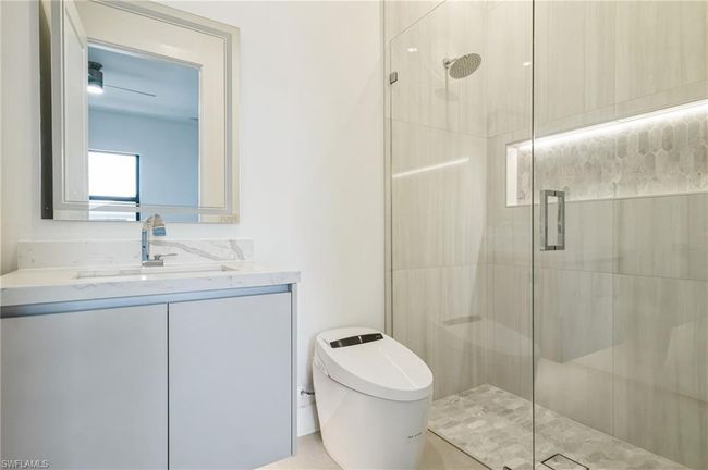 Hallway bathroom 2 | Image 34