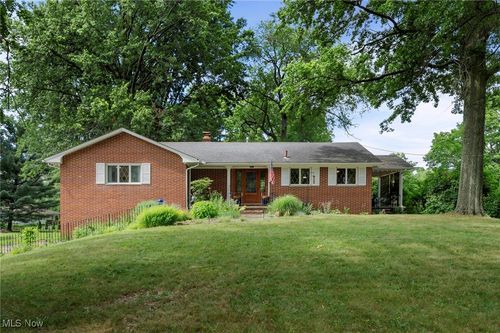 903 Robinson Ave, Barberton, OH, 44203 | Card Image