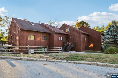 1 Powderhorn Ct, Vernon, NJ, 07462-5595 | Card Image