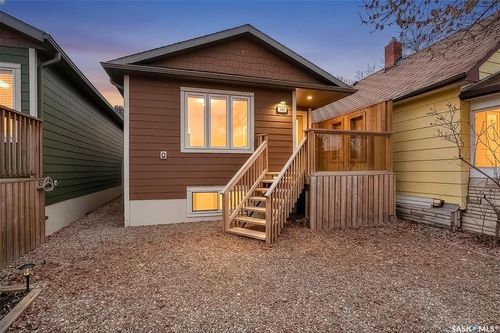 915 Athabasca St E, Moose Jaw, SK, S6H0M8 | Card Image