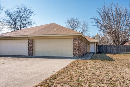 6627 Parkview Ln, North Richland Hills, TX, 76182-4637 | Card Image