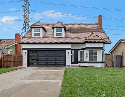 14207 Woodland Dr, Fontana, CA, 92337 | Card Image