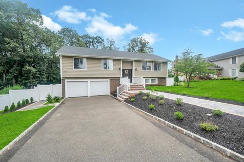 25 Hitching Post Ln, Glen Cove, NY, 11542-1625 | Card Image