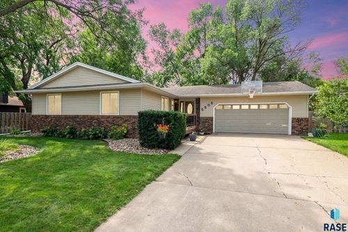 5805 W 32nd St Street, Sioux Falls, SD, 57106 | Card Image