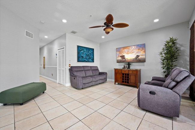 1005 Shoma Dr, Condo with 3 bedrooms, 2 bathrooms and null parking in Royal Palm Beach FL | Image 8