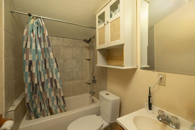 Upstairs Bathroom | Image 21