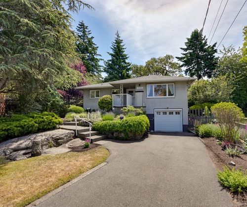 1033 Pentrelew Pl, Victoria, BC, V8V4J5 | Card Image