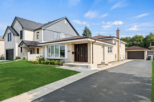 8821 Congress Park Ave, Brookfield, IL, 60513-2593 | Card Image