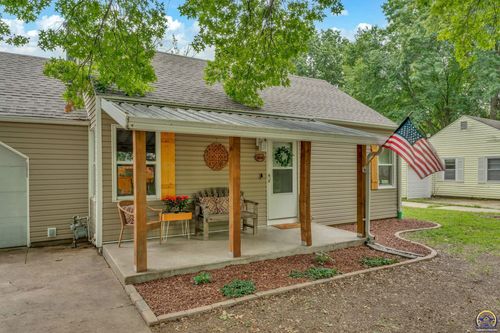 2202 Moundview Dr, Topeka, KS, 66614-1238 | Card Image