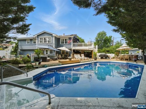 31 Howland Cir, West Caldwell, NJ, 07006-7451 | Card Image