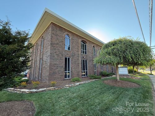 375 10th Avenue Dr Ne, Hickory, NC, 28601-2647 | Card Image
