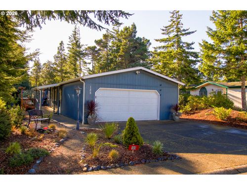 135 43rd Way, Florence, OR, 97439-9232 | Card Image