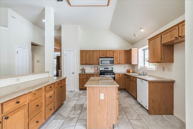 Great counter space and center island | Image 12