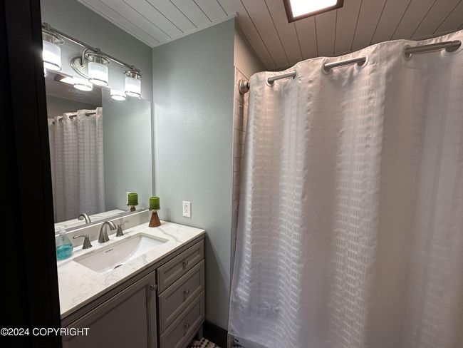 Upstairs full bathroom | Image 31
