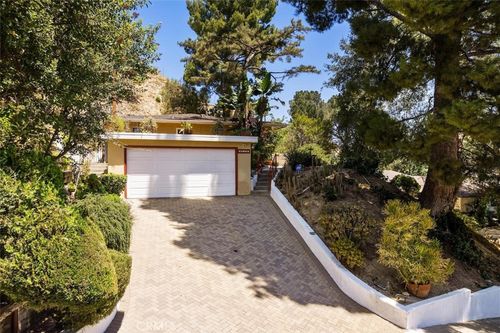 10527 Colebrook St, Shadow Hills, CA, 91040-1401 | Card Image