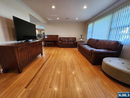 19 Ruth Ln, Demarest, NJ, 07627-2117 | Card Image