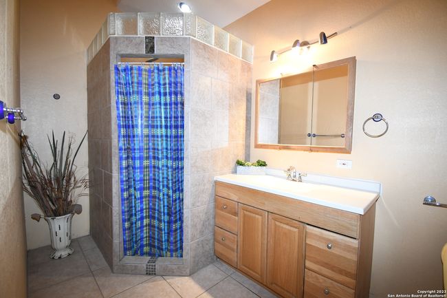 8389 E Loop 1604 S, House other with 5 bedrooms, 5 bathrooms and null parking in Adkins TX | Image 36