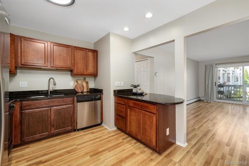 apt-110-2420 Parmenter Blvd, Royal Oak, MI, 48073-1337 | Card Image