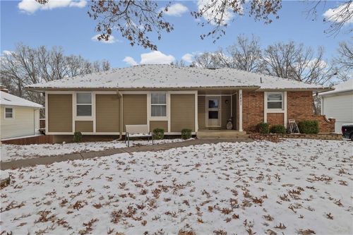 2401 Nw London Dr, Blue Springs, MO, 64015-3433 | Card Image