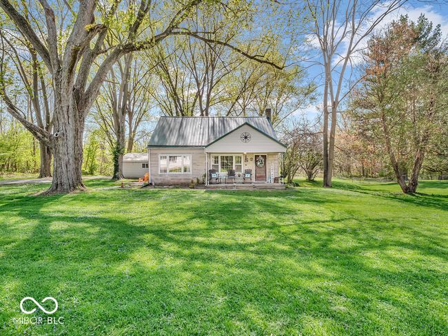 view of front facade with metal roof, a front lawn, and covered porch | Image 29