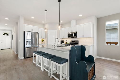 17-9802 5th Ln Sw, Seattle, WA, 98106-5002 | Card Image