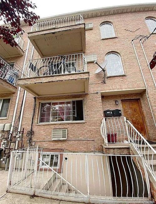 18007 90th Avenue, New York, NY, 11432 | Card Image