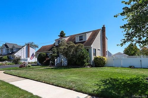 1 Oakdale Pl, Massapequa Park, NY, 11762-1915 | Card Image