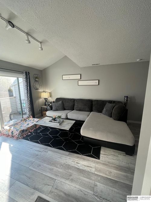 apt-5-106 S 37th St, Omaha, NE, 68131-2453 | Card Image