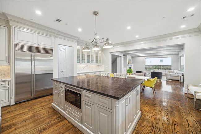 8304 Maple Ct, House other with 5 bedrooms, 5 bathrooms and 2 parking in Bellaire TX | Image 9