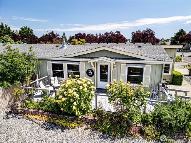 Established plantings including roses, raspberries and lavender. | Image 5