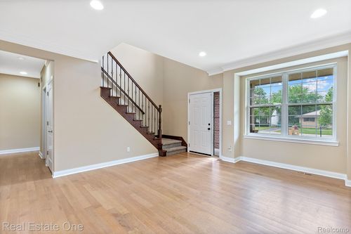 68 Biltmore Dr, Troy, MI, 48084-5407 | Card Image