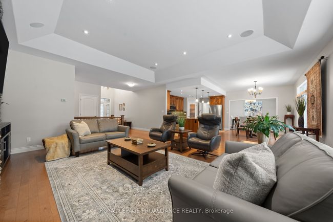 18 Windwhisper Dr, House other with 3 bedrooms, 2 bathrooms and 7 parking in Plainfield ON | Image 9